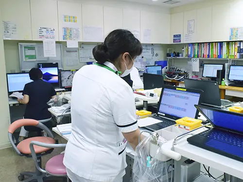 ▲電子カルテで入院中の患者様を管理します。