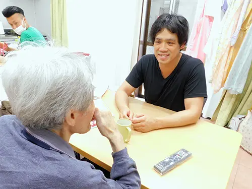 ▲日々の会話から利用者さまの思いを汲み取り、満足度の高いケアの実践につなげています
