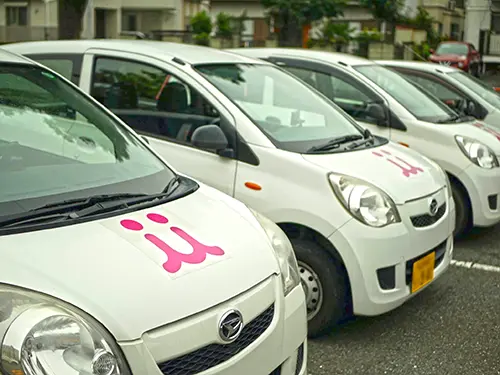 ▲スタッフ一人ひとりに支給される同事業所の社用車。