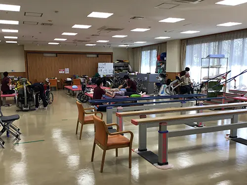 ▲医師やリハビリスタッフ、介護職員などほかの専門職の考え方を尊重しながら業務にあたっています