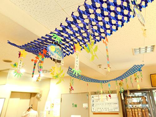 ▲スタッフによる七夕の飾り付け。季節感を大切にしたイベントも実施しています