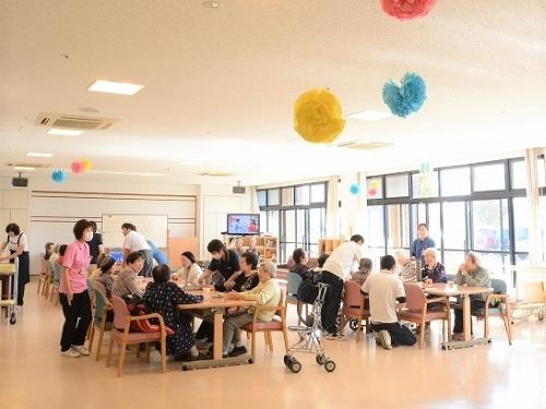 ▲大ホールは光が差し込む明るい雰囲気。隣接地に公園があり、四季を感じられる環境です