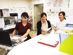 ▲アットホームな雰囲気が病院の自慢。職場にはいつも自然な笑顔があふれています