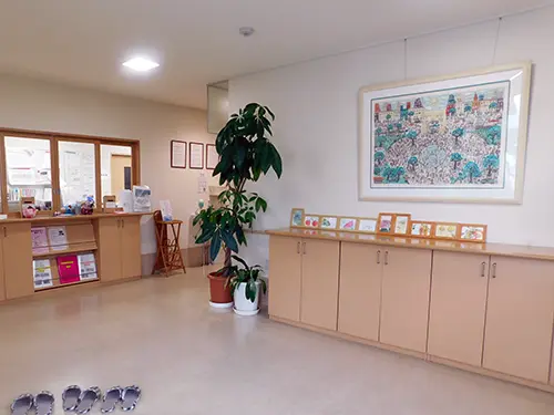 ▲明るく広い玄関にて、入居者さまをお出迎えしています