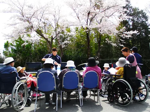 ▲小学校の跡地にできた同施設。桜の木が残っているので、お花見に最適です