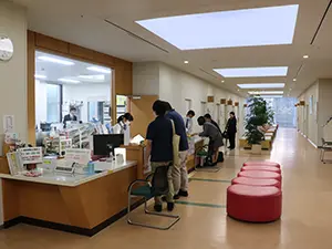 ▲定期的なワックスがけなど院内清掃を行い、常に清潔な病院を心掛けています