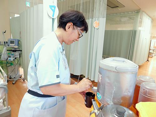 ▲配膳や清掃など、看護師の補助的な仕事が中心です