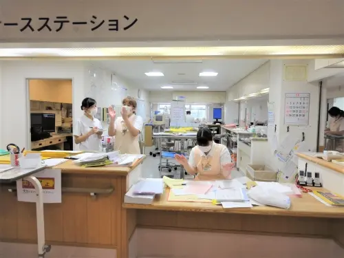 職員の平均年齢は46.7歳。ベテラン職員が多く、分からないこともすぐ解消できます