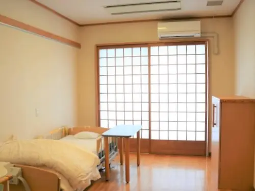 ▲入居定員50名のユニット型施設。入居者さまのほとんどが介護度4以上の方です