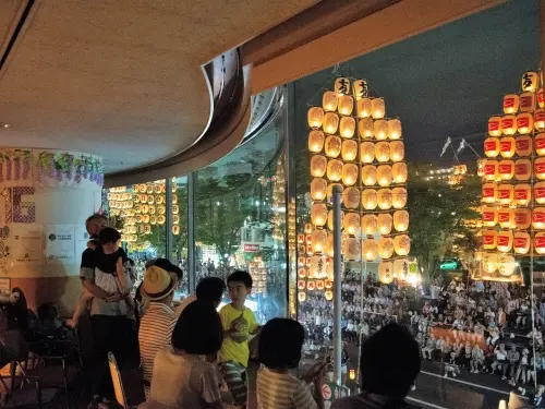 ▲施設の前の通りを練り歩く『竿燈まつり』を毎年楽しみにしています