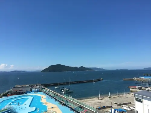 瀬戸内海を一望できる場所に立地、景観が良いことも魅力の一つです