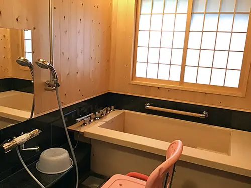 ▲広々としたヒノキの浴室。お湯は天然温泉を使っています