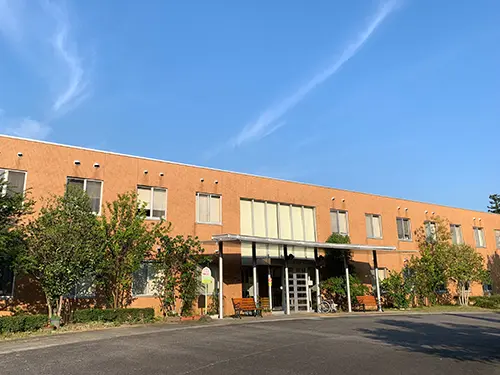 ▲マイカー通勤にうれしい無料駐車場あり！