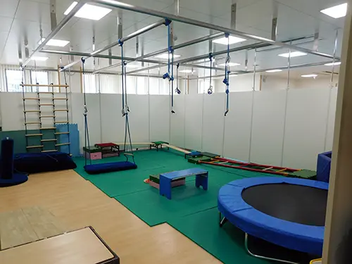 ▲キレイで広々とした建物内の様子。患者さまが快適に過ごせる空間を作っています
