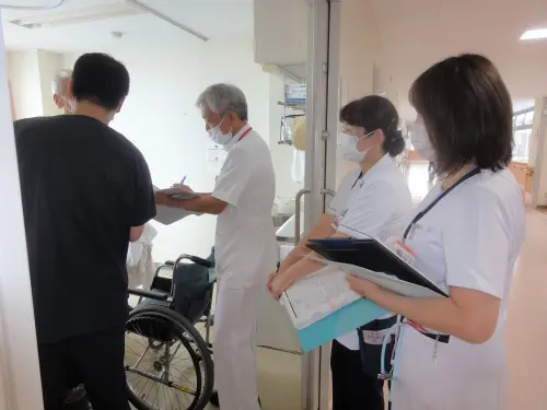 新入職員は同じシフトの職員全員で教育。不安があれば気兼ねなく周囲を頼ってください