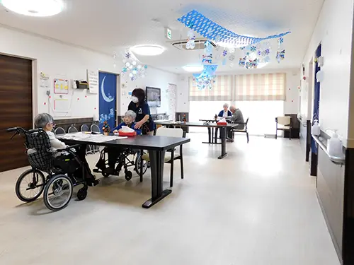 ▲白を基調とした、清潔で広々とした施設内。スタッフの働く意欲も高まります