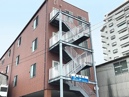 ▲2階から4階が入居者さまの生活スペース。居室は全室個室です