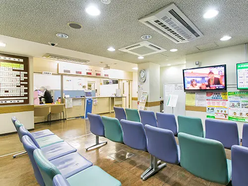 ▲患者さんをお待たせする受付前には、退屈しないよう大型のテレビを設置。