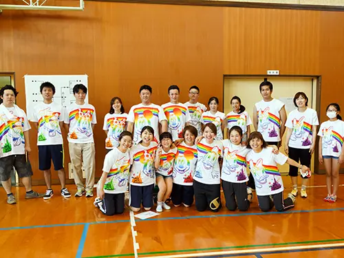 ▲卓球大会の様子。スタッフが楽しく交流を深めています