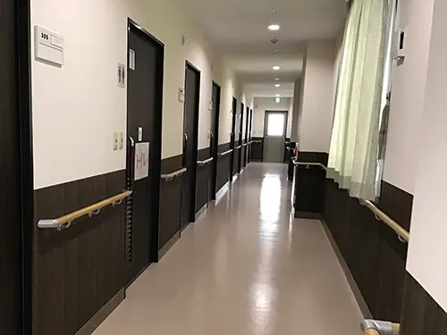 ▲長い廊下には手すりがあるので歩行訓練もできます