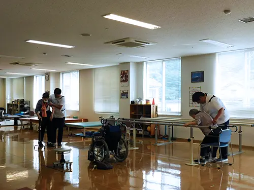 ▲理学療法士によるリハビリ風景。お一人おひとりに合わせたリハビリを行っています