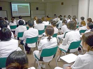 ▲院内勉強会に参加することで骨粗鬆症など学会認定の資格を取得しやすい環境です