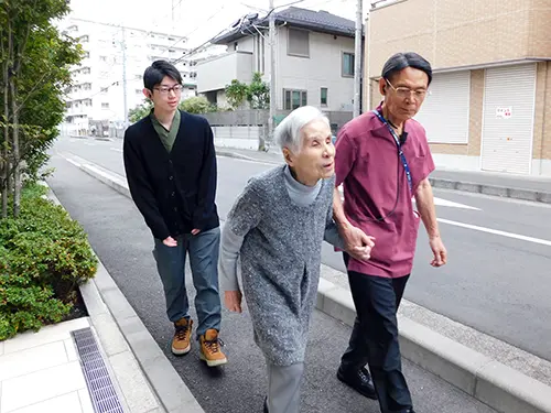 日課にしている朝の散歩。リラックスしてコミュニケーションをとれる時間です