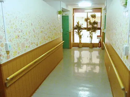 ▲フロアの廊下には程よい高さに手すりがあるので、歩行訓練をされる方もいます