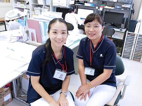▲常に笑顔で患者さまに対応。患者さまと信頼関係を築けるやりがいのある仕事です