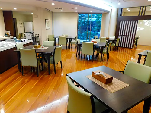 ▲1階のダイニング。明るく優雅な雰囲気で、落ち着いた時間を過ごしていただけます！