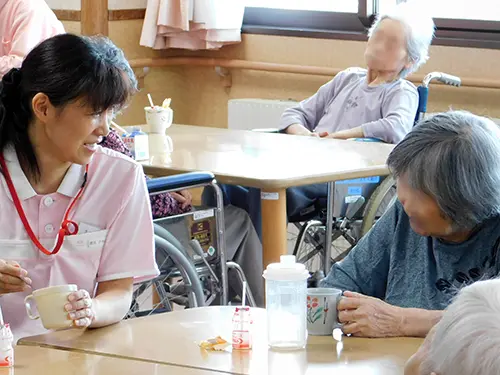 ▲ケアをしながら、入居者さまとの会話も楽しみます
