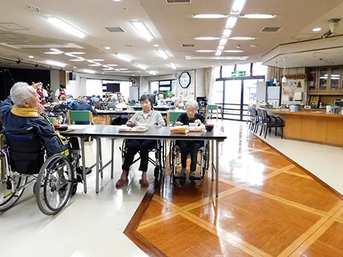 ▲直営の厨房があり、職員も入居者さまと同じ手料理を格安で食べることができます!