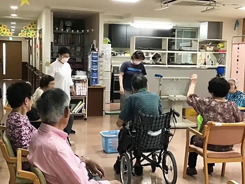 ▲介護スタッフも看護師もレクリエーションに参加し、利用者さまと楽しい時間を共有!