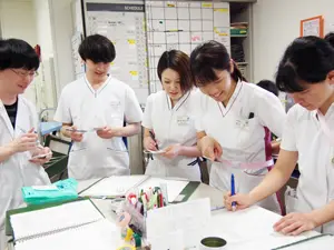 ▲カンファレンスの様子です。患者様の様子や必要事項などを丁寧に共有していきます