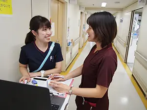 ▲日勤帯は、パートナーと協力しながら患者さんを担当しています