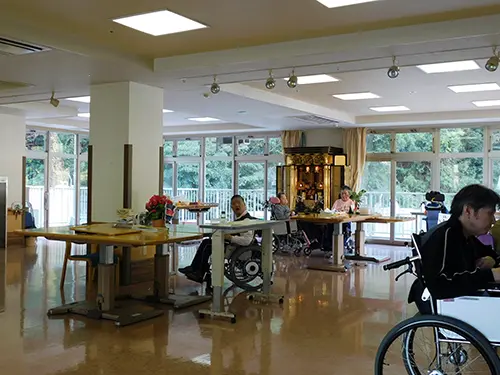 ▲入居者さまが集う談話室。スタッフの明るい声も聞こえます