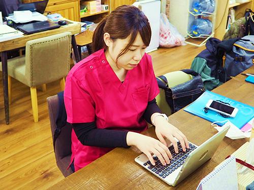 ▲やりとりはチャットで。自社クラウドなのでセキュリティー面も安心です