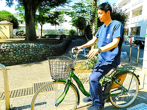 ▲自転車で利用者様の自宅を訪問。気分がリフレッシュできます！