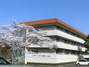 ▲四季折々の自然が楽しめる立地。春には敷地内に桜が咲き乱れます