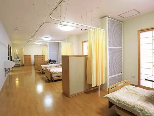 ▲夜間は約7名の介護スタッフが勤務。看護師はオンコール対応を行っています