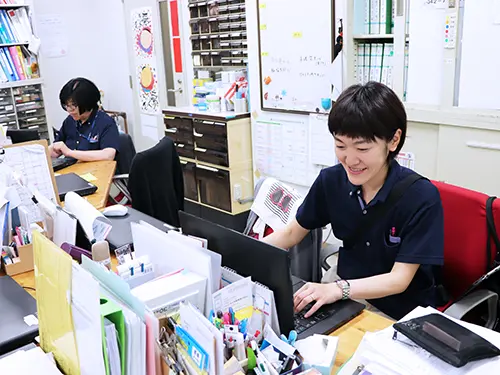 ▲事務所で顔を合わせた時には、業務上の相談のほか、楽しくおしゃべりをすることも