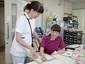 ▲入職者には先輩看護師がついて仕事を教えてくれるので安心