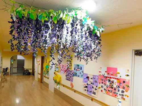 ▲利用者さまの作品や写真が飾られており、アットホームな雰囲気です