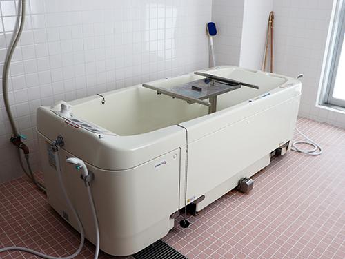 ▲障がい者病棟に機械浴を導入。時代のニーズに合わせて設備を充実させています
