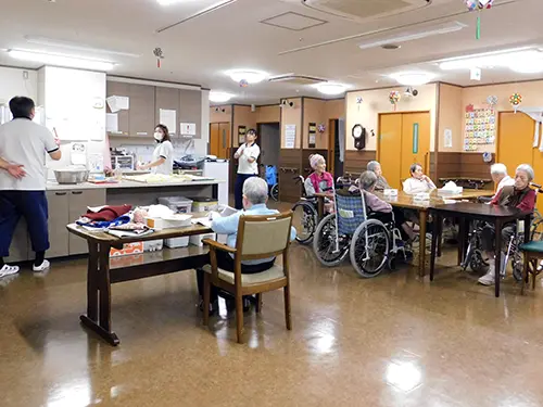 ▲各ユニットにはオープンキッチンがあるので、入居者さまがお手伝いしやすい環境です