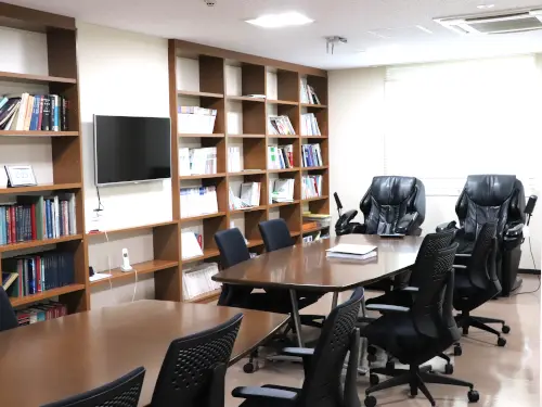▲図書室ではマッサージチェアを利用しながらの資料閲覧も可能です。