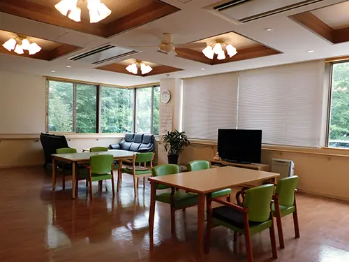 ▲緑に囲まれ、明るく開放感のあるつくりの施設内。