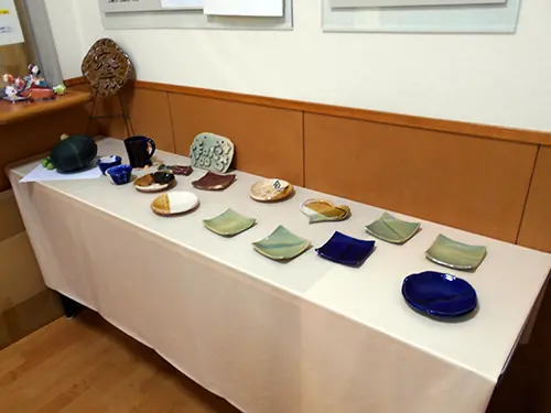 ▲作業療法の一環で患者さんが手づくりした陶芸作品。心身機能の回復に役立っています