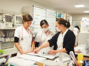 ▲わからないことは、ベテランの先輩看護師にいつでも質問できます