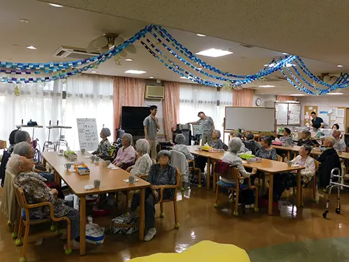 ▲みんなで楽しく団らん。機能訓練に力を入れています